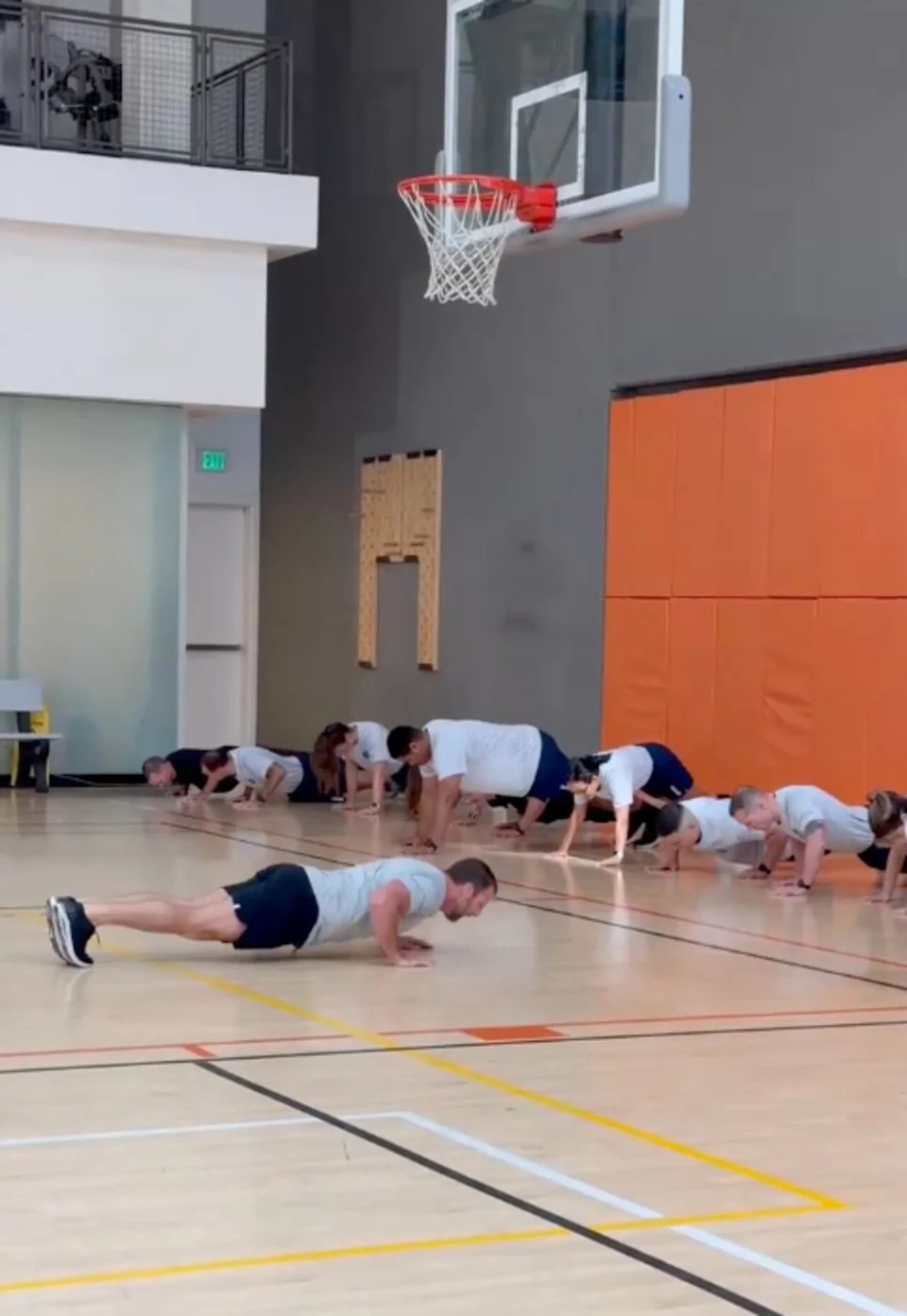 Secretary Markwayne Mullin, left, led the workout. / X