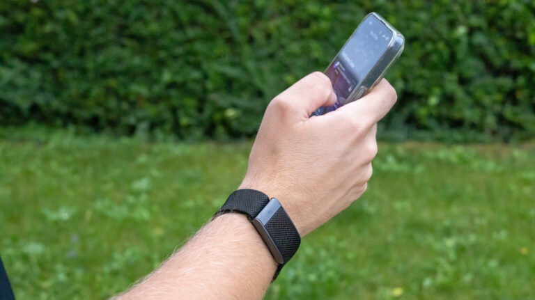 The Disadvantages Of A Screenless Fitness Tracker May Far Outweigh The Perks - Here's Why