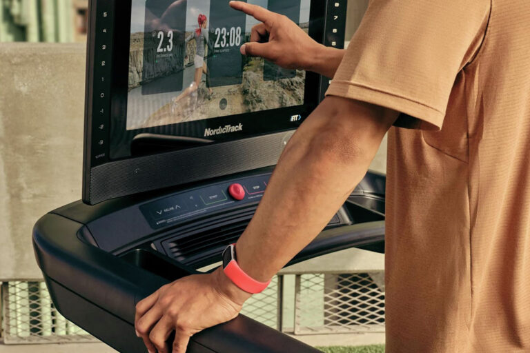 This Fitbit tracks workouts, sleep and stress for $135 This Fitbit tracks workouts, sleep and stress for $135