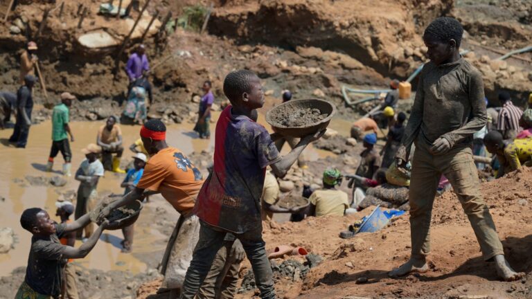 Mobile gold miners in eastern Congo complicate health workers’ efforts to contain Ebola Mobile gold miners in eastern Congo complicate health workers' efforts to contain Ebola