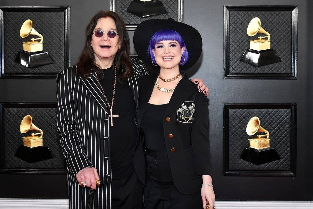 Kelly Osbourne  looking happy with her father Ozzy in 2020