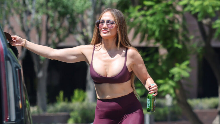 Jennifer Lopez Wears Maroon Workout Outfit to Kick Off Her Week at the Gym Jennifer Lopez Wears Maroon Workout Outfit to Kick Off Her Week at the Gym