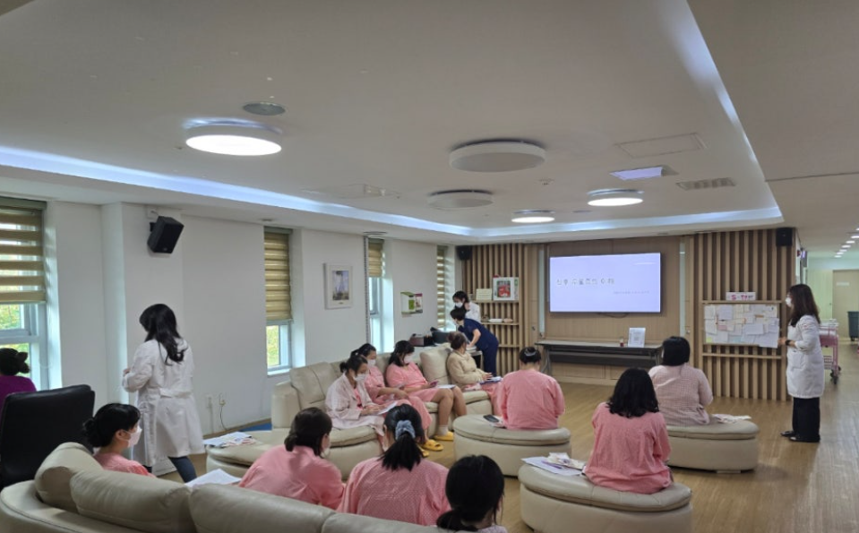 Mothers attend a session on preventing postpartum depression and promoting early recovery at the Songpa Maternal Health Center’s postpartum care facility in Seoul on September 2025. (Songpa Maternal Health Center)