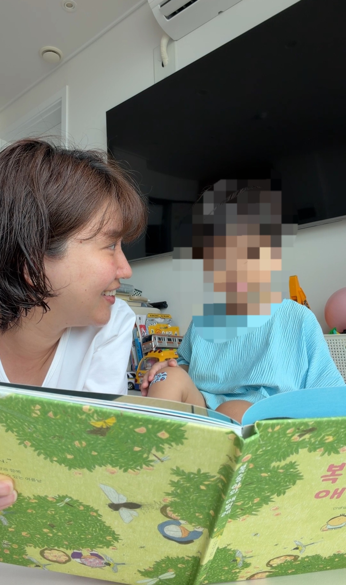 Kim Tae-ri reads a book with her 1-year-old son. (Courtesy of Kim)