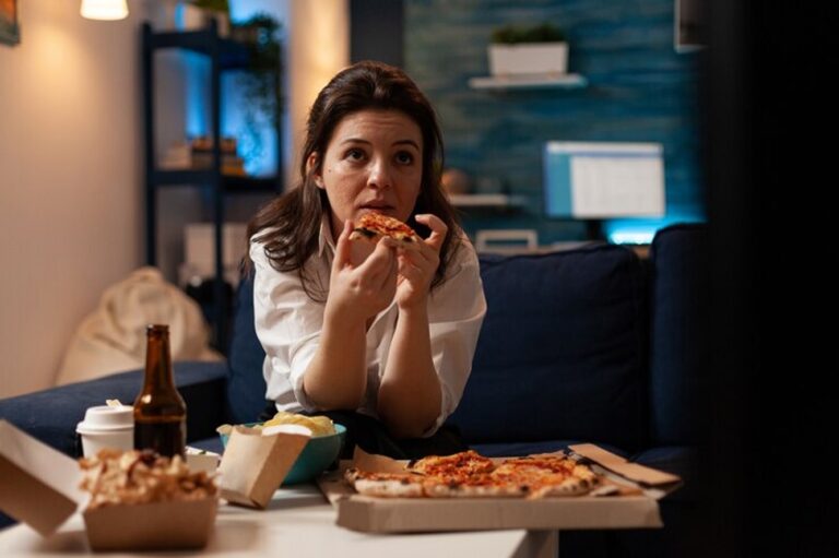 How to Eat for Weight Loss When Your Hunger Peaks Late at Night How to Eat for Weight Loss When Your Hunger Peaks Late at Night
