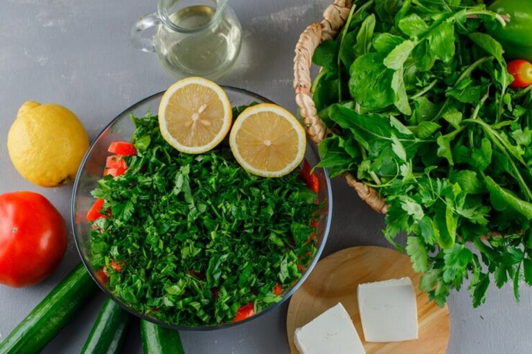 Spinach: Health Benefits, 483mcg Vitamin K, 194mcg Folate, and Possible Side Effects Spinach: Health Benefits, 483mcg Vitamin K, 194mcg Folate, and Possible Side Effects