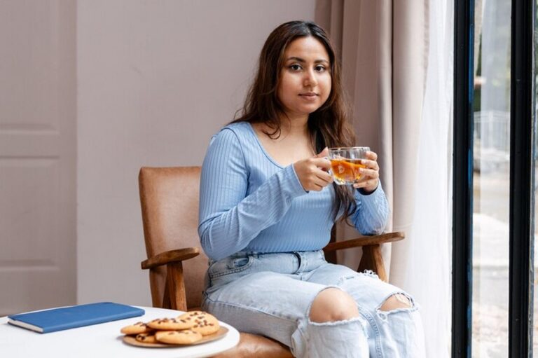 The Tea-and-Snack Habit: How Small Daily Additions Affect Your Weight Loss Progress The Tea-and-Snack Habit: How Small Daily Additions Affect Your Weight Loss Progress